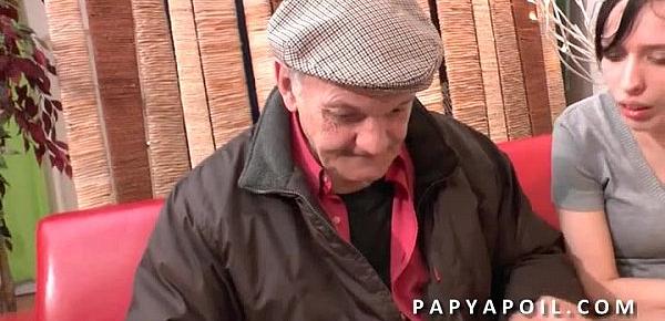  Papy se tape une grosse salope dans la salle d attente chez le doc